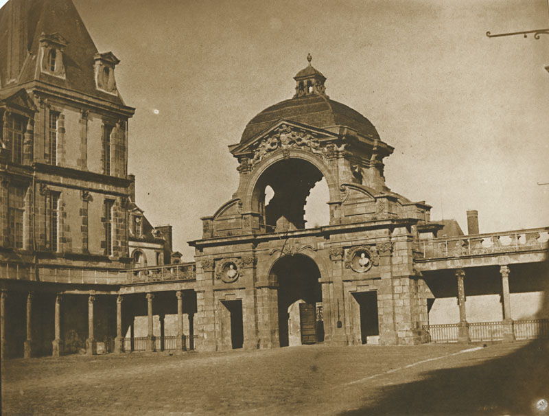 Gustave Le Gray - Ch�teau de Fontainebleau, la porte du baptist�re de la cour ovale, vue depuis la cour des offices