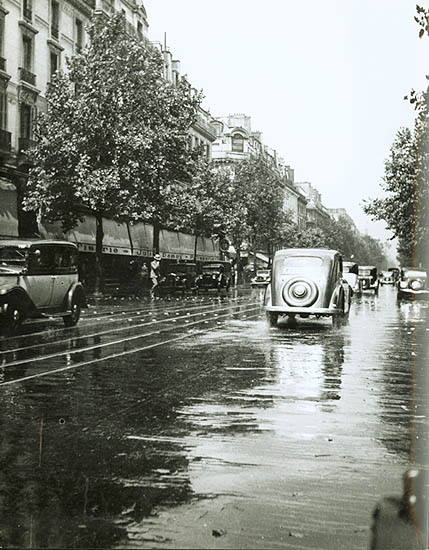 Geza Vandor - Rainy Paris Street