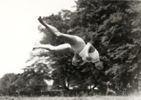 Jacques-Henri Lartigue - Huguette Sabouret au Ch�teau des Essarts, Veyvialle, France