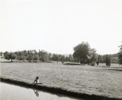 Jacques-Henri Lartigue - Huguette Sabouret au Ch�teau des Essarts, Veyvialle, France
