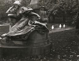 Robert Doisneau - Jardin du Parc Monceau, Paris
