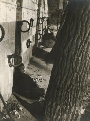 Andre Kertesz - Les quai de la Seine, Clochards, Paris