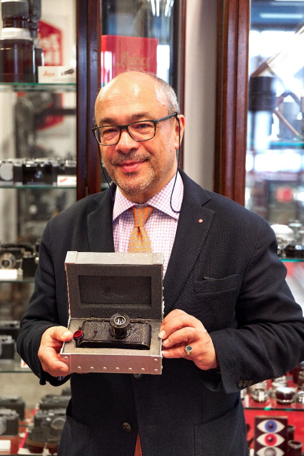 With the new world record price of 2.4 million Euro (2 million hammer price plus premium), the Leica 0-series no. 122 is now the world's most expensive camera auctioned to date.