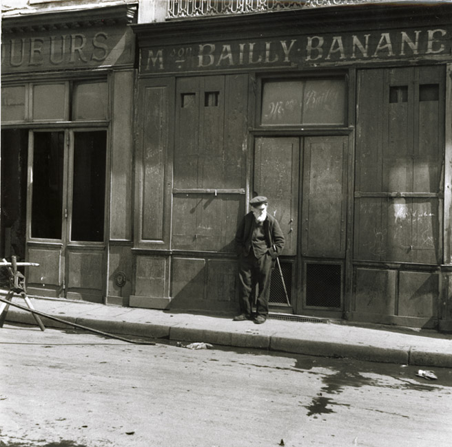 Fritz Henle - Old Man Waiting, Paris