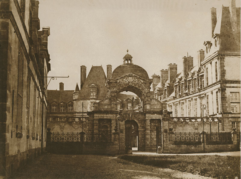 Château de Fontainebleau, la porte du baptistère de la cour ovale, vue depuis la cour des offices