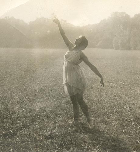 Dancer Jeanne Ronsay at St. Cloud, France (4 Images)