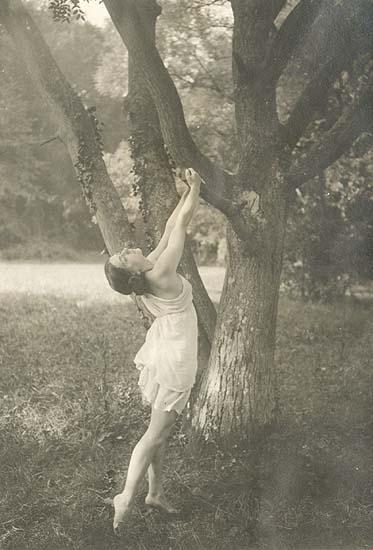 Dancer Jeanne Ronsay at St. Cloud, France (4 Images)