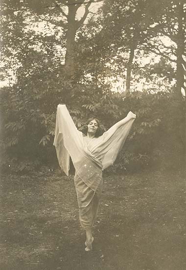 Dancer Jeanne Ronsay at St. Cloud, France (4 Images)