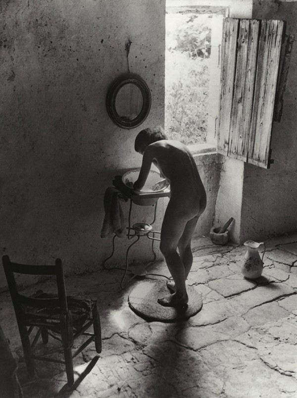 Willy Ronis, Le Nu Provencal, Gordes, 1949 (Copyright the Estate of Willy Ronis)