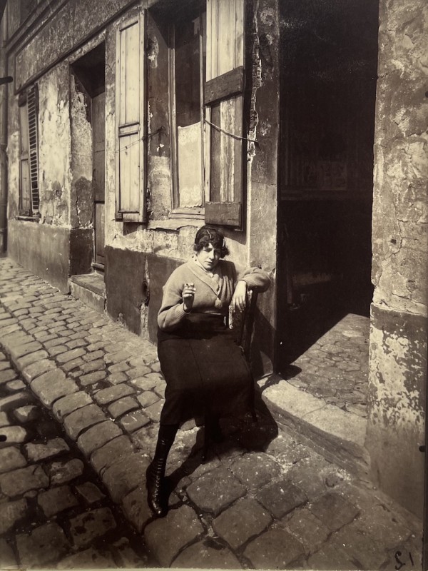 The first lot (lot 26), the single prostitute in the doorway (La Villette, fille publique faisant le quart, 19e, avril 1921) sold for 70 680 €.