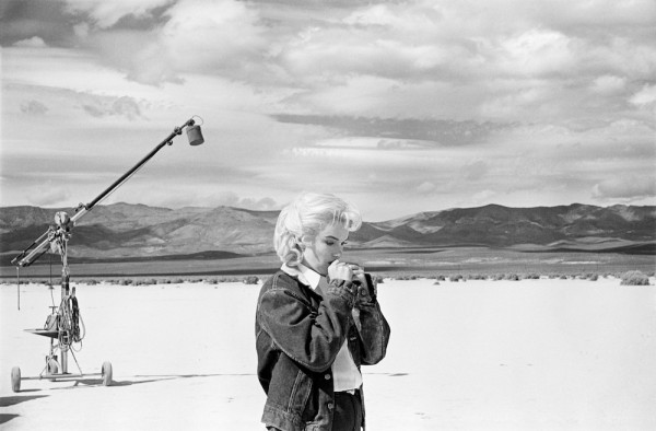 Eve Arnold, Marilyn Monroe in the Nevada desert going over her lines for a difficult scene she is about to play with Clark GABLE in the film "The Misfits". 1960 © Eve Arnold/Magnum Photos.