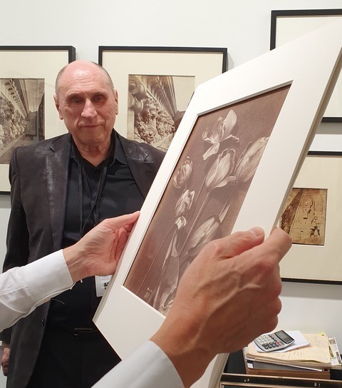 Dealer Alex Novak of Vintage Works, Ltd. showing Dr. Hans Rooseboom the Charles Aubry Tulips print that sold to the Rijksmuseum. (Photo Pascale Jacquemin)